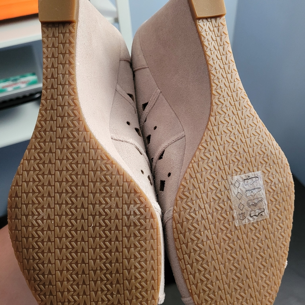 2 Michael Kors Wedges